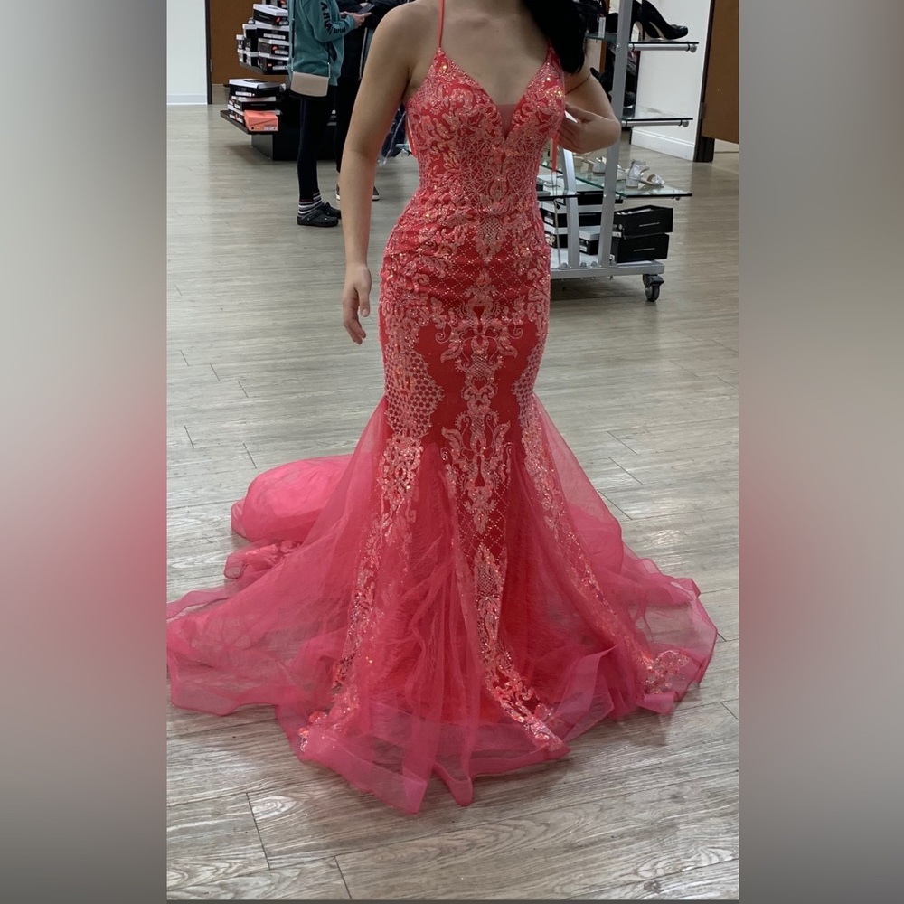 PROM DRESS FOR SALE !! MUST GOO! Never worn out. Tag still on Purchased for $300